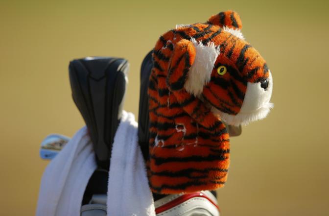 Il pupazzo copri-legno di Tiger Woods  ovviamente... una tigre. Reuters